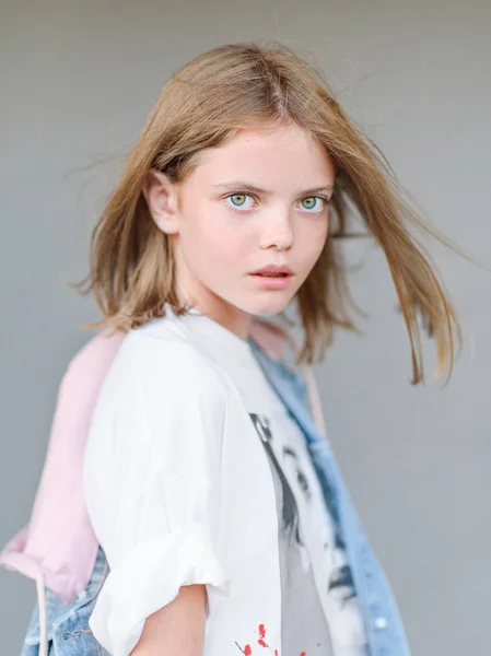 Portret Van Klein Meisje Buiten Zomer — Stockfoto