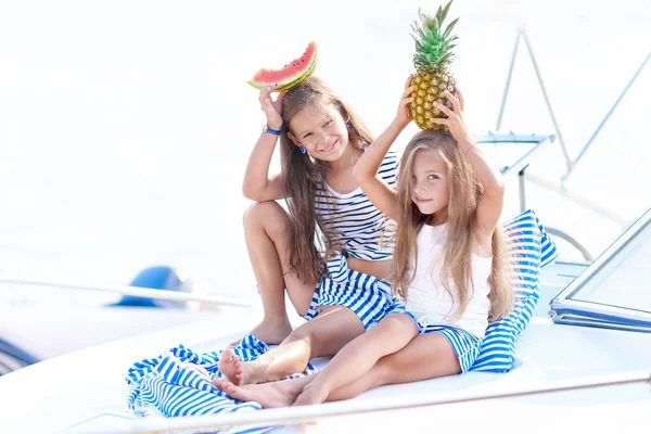 bir yaz doğa üzerindeki Girlfriends iki kız portresi