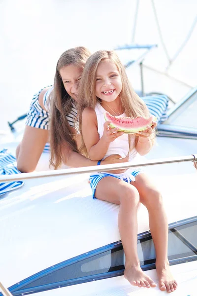 bir yaz doğa üzerindeki Girlfriends iki kız portresi