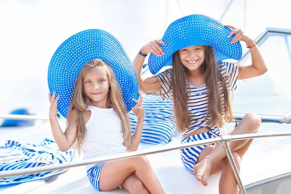 Portret Van Twee Meisjes Van Vriendinnen Een Zomer Aard — Stockfoto