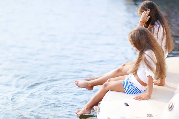 Portret Van Twee Meisjes Van Vriendinnen Een Zomer Aard — Stockfoto