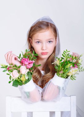 Stüdyoda küçük bir kızın portresi.