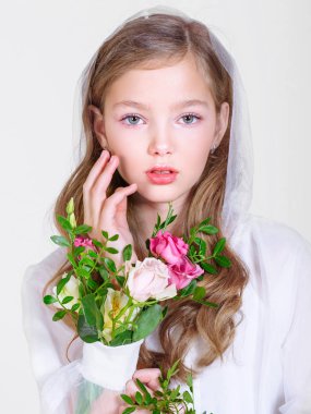 Stüdyoda küçük bir kızın portresi.