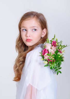 Stüdyoda küçük bir kızın portresi.