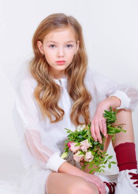 Stüdyoda küçük bir kızın portresi.