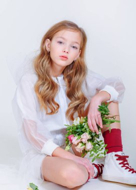 Stüdyoda küçük bir kızın portresi.