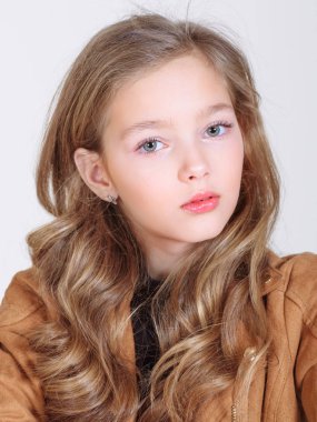Stüdyoda küçük bir kızın portresi.