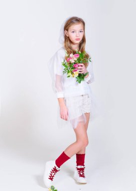 Stüdyoda küçük bir kızın portresi.