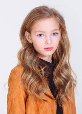 Stüdyoda küçük bir kızın portresi.