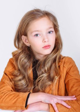 Stüdyoda küçük bir kızın portresi.