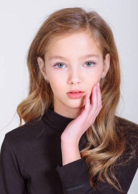 Stüdyoda küçük bir kızın portresi.