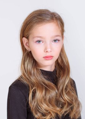 Stüdyoda küçük bir kızın portresi.