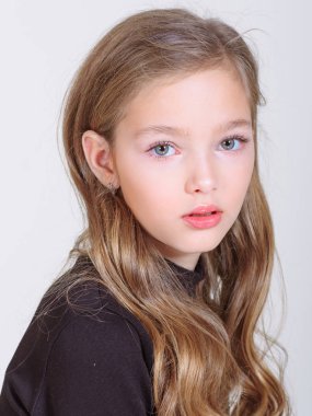 Stüdyoda küçük bir kızın portresi.