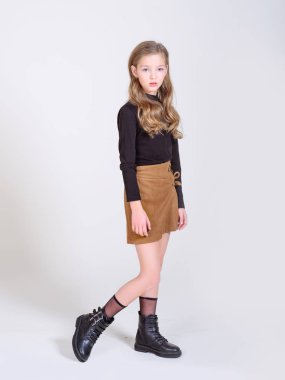 Stüdyoda küçük bir kızın portresi.