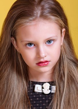 Stüdyoda küçük bir kızın portresi.