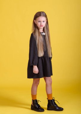 Stüdyoda küçük bir kızın portresi.