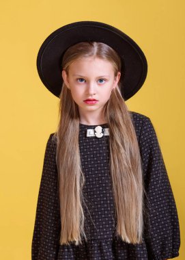 Stüdyoda küçük bir kızın portresi.