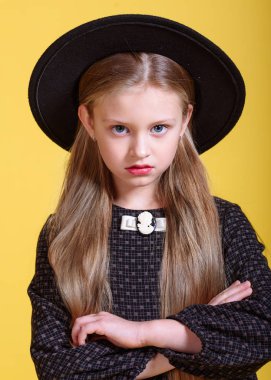 Stüdyoda küçük bir kızın portresi.