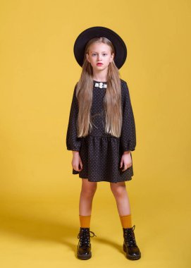 Stüdyoda küçük bir kızın portresi.