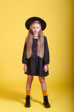 Stüdyoda küçük bir kızın portresi.