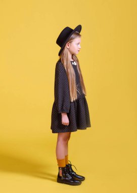 Stüdyoda küçük bir kızın portresi.