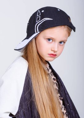 Stüdyoda küçük bir kızın portresi.