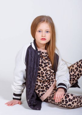 Stüdyoda küçük bir kızın portresi.