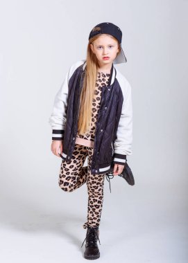 Stüdyoda küçük bir kızın portresi.