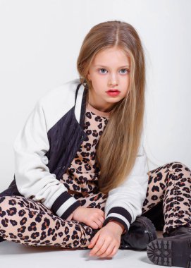 Stüdyoda küçük bir kızın portresi.