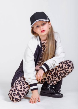 Stüdyoda küçük bir kızın portresi.