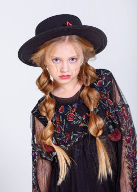 Stüdyoda küçük bir kızın portresi.