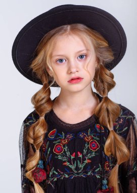 Stüdyoda küçük bir kızın portresi.