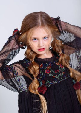 Stüdyoda küçük bir kızın portresi.