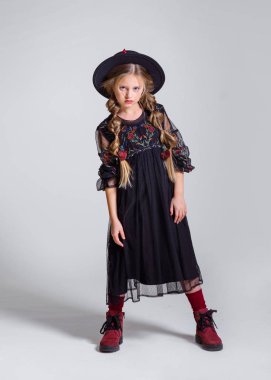 Stüdyoda küçük bir kızın portresi.