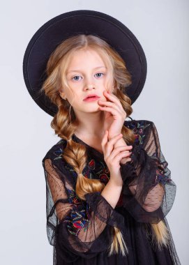 Stüdyoda küçük bir kızın portresi.