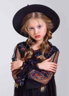 Stüdyoda küçük bir kızın portresi.