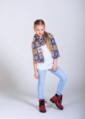 Stüdyoda küçük bir kızın portresi.