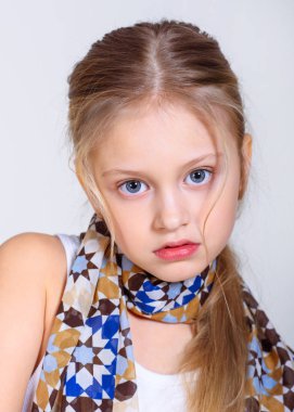 Stüdyoda küçük bir kızın portresi.