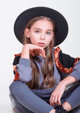 Stüdyoda küçük bir kızın portresi.