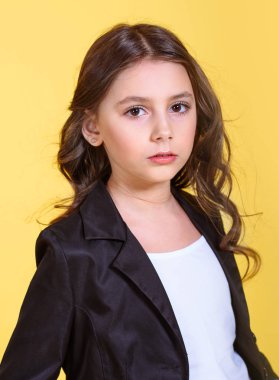 Stüdyoda küçük bir kızın portresi.