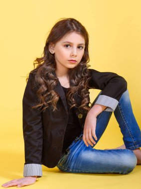 Stüdyoda küçük bir kızın portresi.