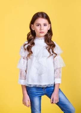 Stüdyoda küçük bir kızın portresi.