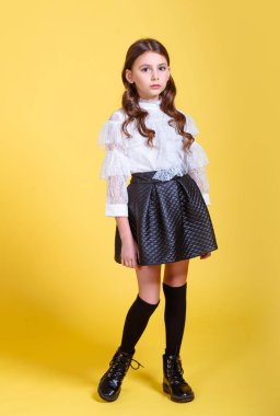 Stüdyoda küçük bir kızın portresi.