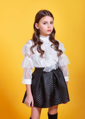 Stüdyoda küçük bir kızın portresi.