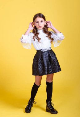 Stüdyoda küçük bir kızın portresi.