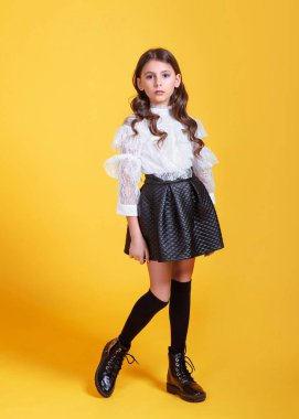 Stüdyoda küçük bir kızın portresi.