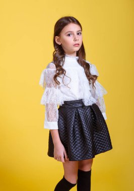 Stüdyoda küçük bir kızın portresi.