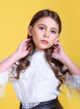 Stüdyoda küçük bir kızın portresi.