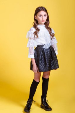 Stüdyoda küçük bir kızın portresi.