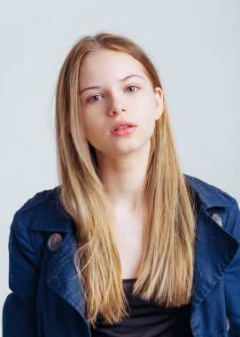 Stüdyoda küçük bir kızın portresi.